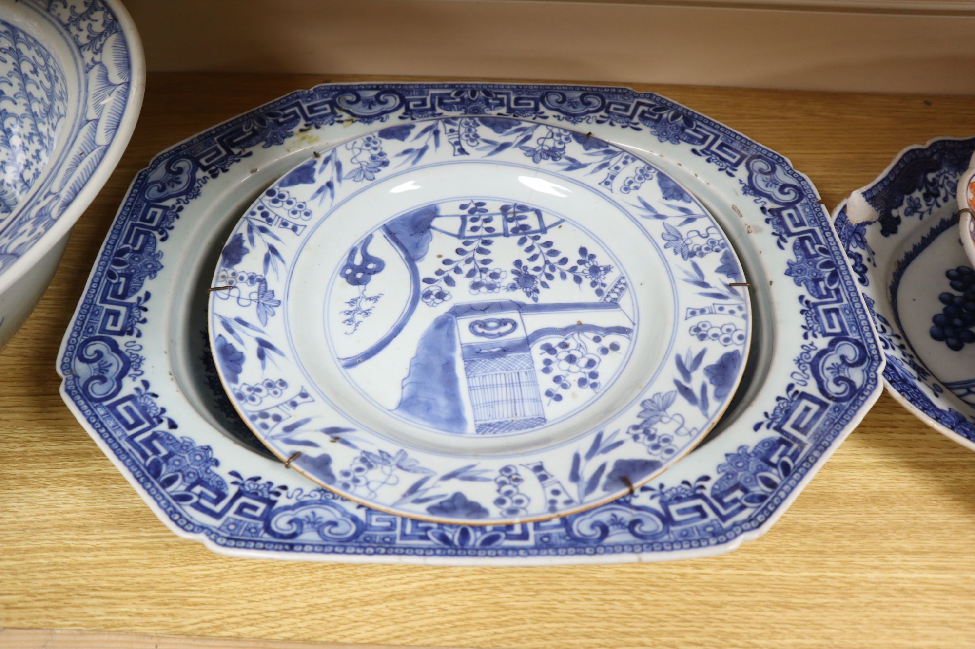 A Chinese blue and white bowl, three Chinese blue and white plates and an Imari plate, largest diameter 41.5cm